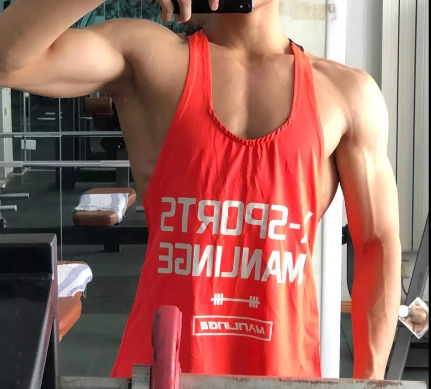 饱满胸肌人鱼线这位肌肉小狼狗身材太有料因不想颓废而撸铁