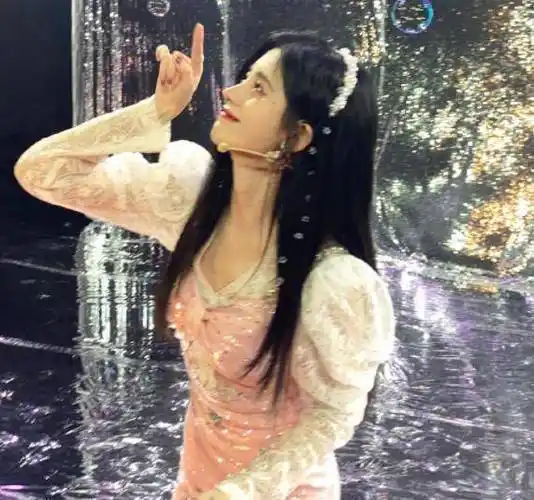 鞠婧祎的童心也被唤起,用手指戳泡泡,这一幕也被助理抓拍