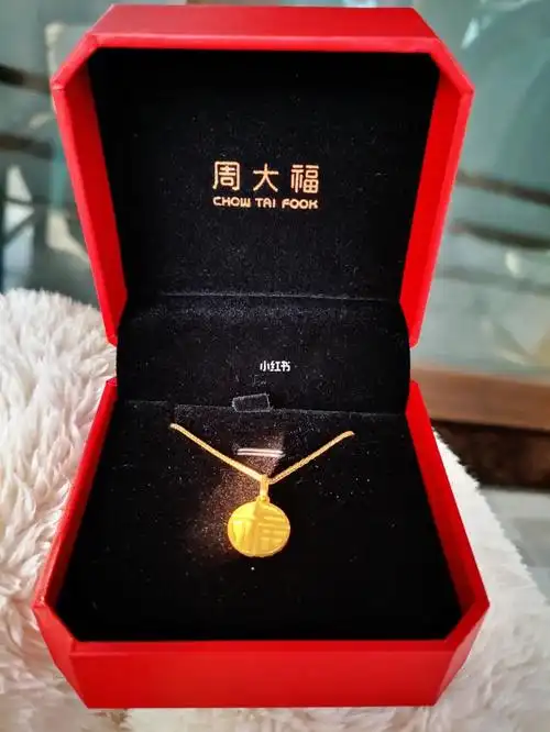 78亮闪闪的周大福双面小福牌78