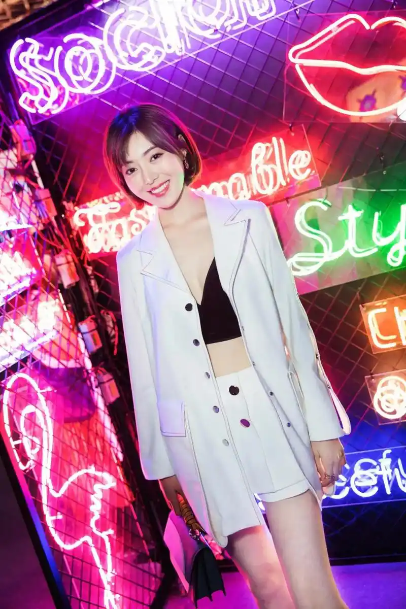 "被催眠的催眠师"女神——何美璇,性感妖娆,魅力无双,好美啊