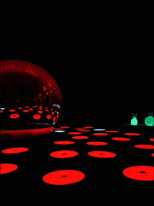 渐变的色彩配上琴声,适合大手牵着小手在夜光琴键上来次彩色跑,锻炼