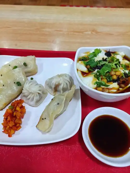 今天吃的二食堂早餐 锅贴灌汤包和咸豆腐脑