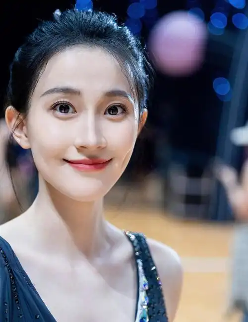 孙杨的老婆张豆豆也太漂亮了,不是女明星确胜似女明星,这个五官和身材