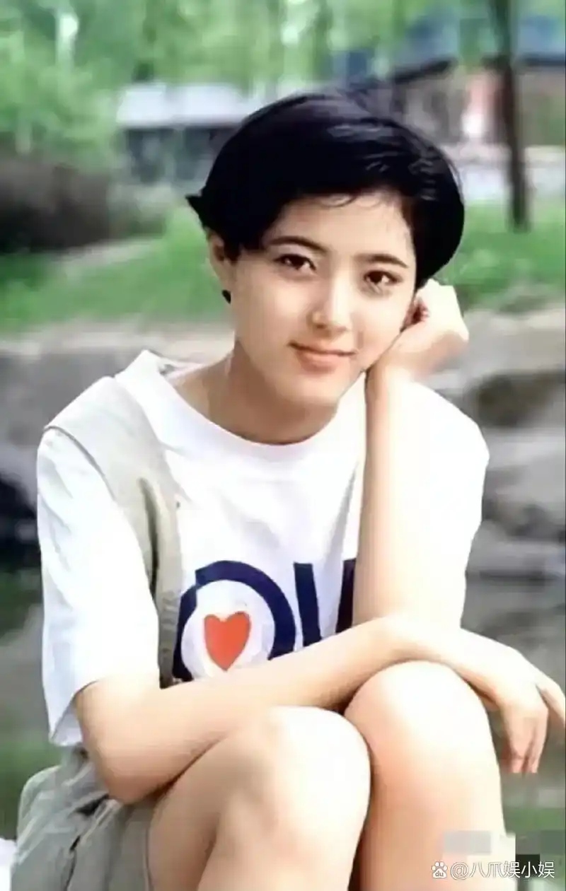 她和章子怡是在同一个班级的同学,是班上无可争议的班花.