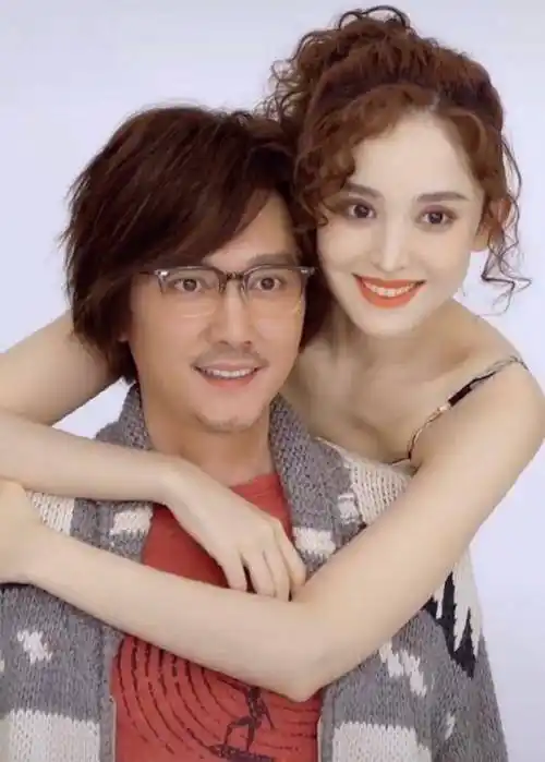 冯绍峰古力娜扎拍大片,头靠肩膀表情拘谨,网友:已婚男人的觉悟_赵丽颖