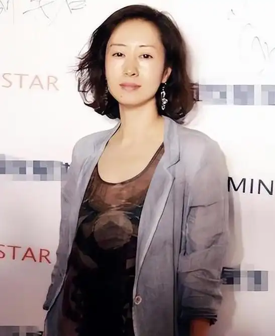 刘敏涛:勇敢做自己 刘敏涛以素衣剃光头的形象出现在某节目中,这一