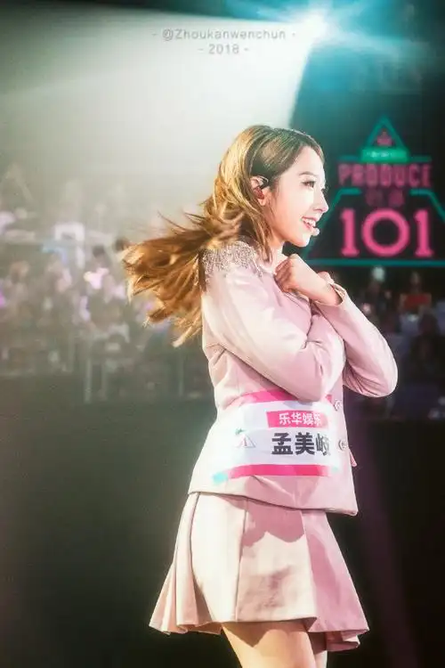 火箭少女101全员晒照庆出道三周年##孟美岐c位出道三周年快乐