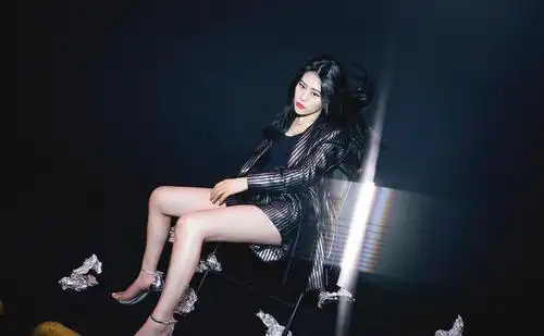 袁娅维穿衣也太奔放了穿西装配超短裤裤管太大只能用腿夹着