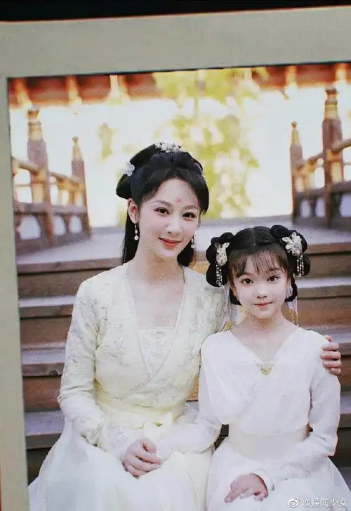 杨紫长相思剧组跟小演员合照##杨紫长相思剧组和小演员合照