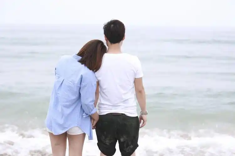 情侣,男女朋友,海边散心,聊天(图/记者黄克翔摄)