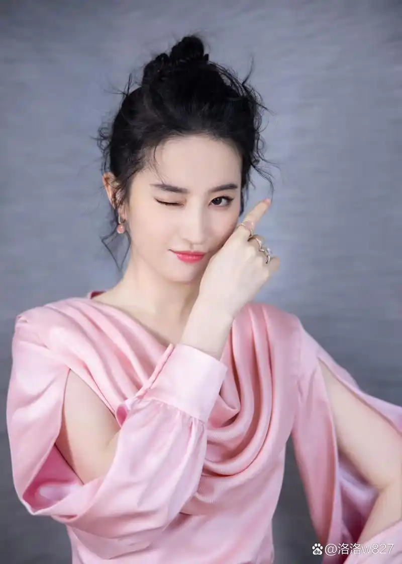 刘亦菲# 粉色丝缎礼服来自alexis mabille 2021高定系列 ,美丽优延种