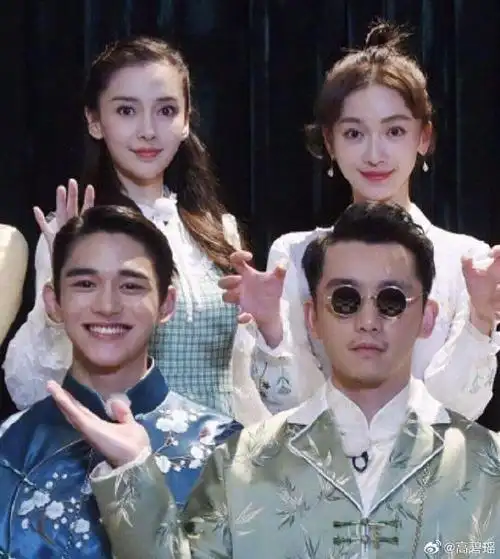 吴谨言越来越像angelababy了,特别是微笑唇,简直一模一样