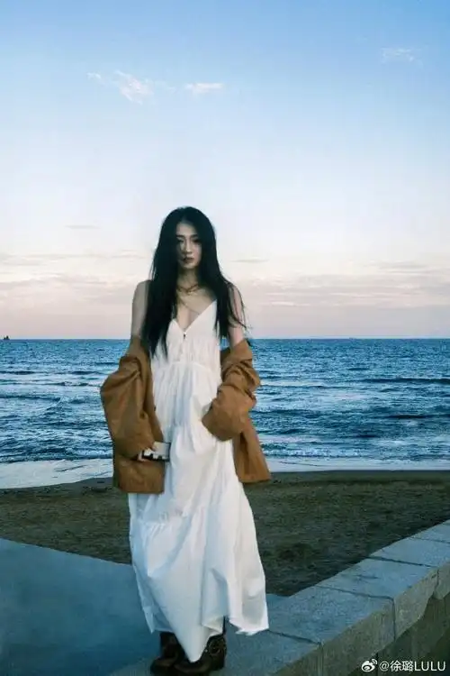 徐璐深v白裙#徐璐深v白裙造型96 海边,白裙,微风吹起长发,氛围敢换