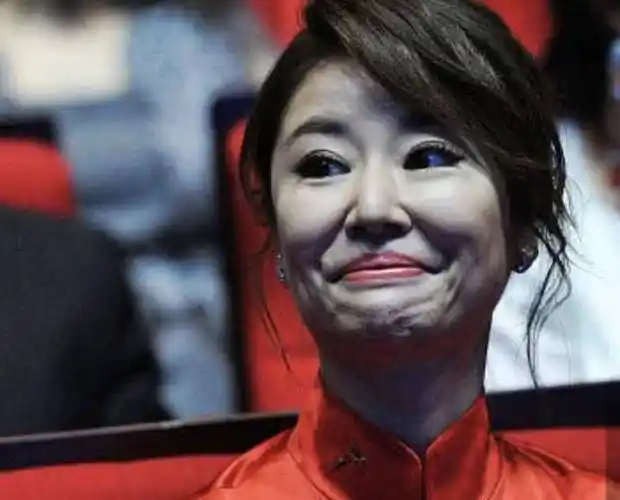 完全素颜的一面,和化完妆的林心如差不了多少,但脸上的皱纹是明显的