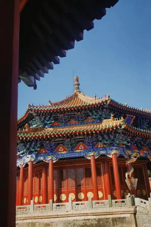 这座盛京宫阙,仅是北京故宫的十二分之一,却是中国仅存的两大宫殿建筑