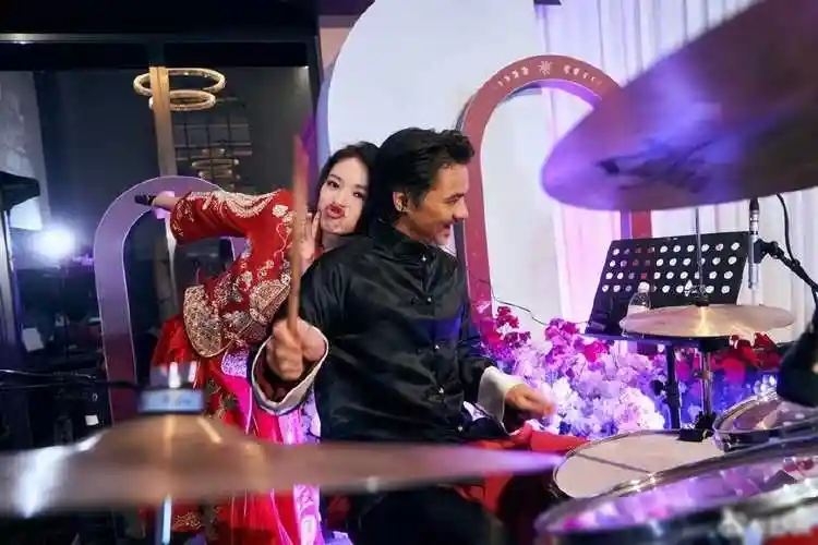 舒淇晒照庆结婚纪念日,派对宛如婚礼,拥吻冯德伦引热议