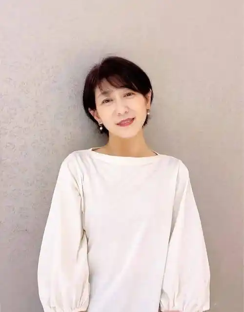 原创45岁到50岁适合什么样的发型选择这几款优雅又减龄