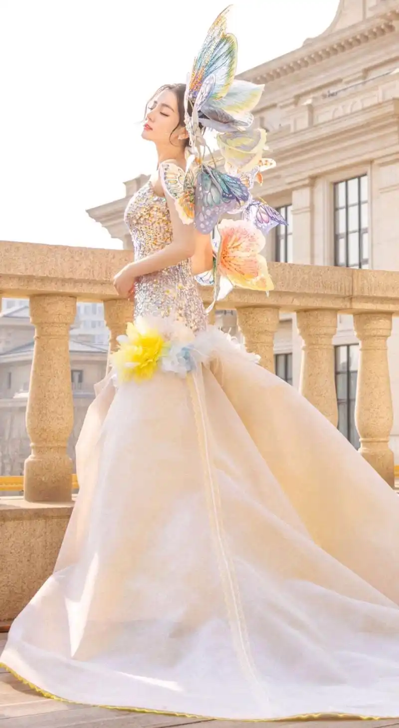 迪丽热巴梦幻蝴蝶礼服写真