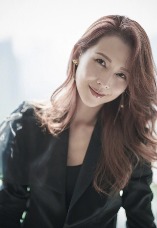 "皇后"蔡少芬47岁染红发,身穿缎面西装气场全开,个性十足