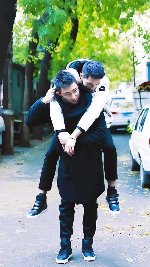 虽然,《上瘾》是黄景瑜,许魏洲的出道作品,拍摄时199