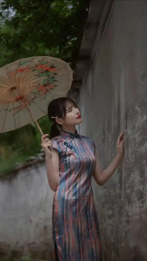 美女#悠长的雨巷走来撑着油纸伞的姑娘