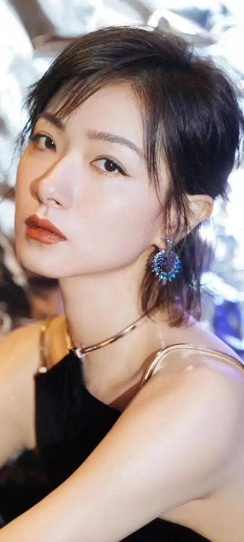 壁纸骨感纤细身材性感撩人气息风情万种万茜