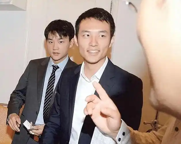 (左:霍震寰长子霍启忠,右:次子霍启文)但他也是霍家最麻烦的继承人之