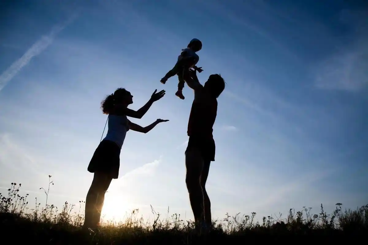 仰视蓝天背景草地上一家三口开心玩耍黑色剪影幸福童年美好童年
