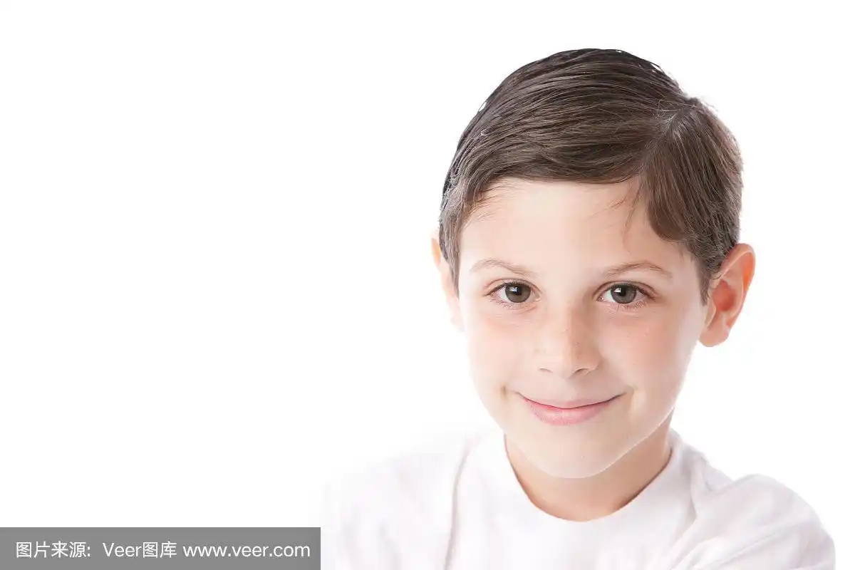 真人版:微笑的白人小男孩棕色头发