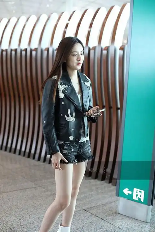 王晓晨穿黑色皮衣配牛仔短裤秀白皙美腿 行走间长发飘逸露双下巴