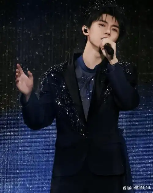 是什么惹全场粉丝泪目,马嘉祺钢琴弹唱《慢冷》,诠释爱的温度!