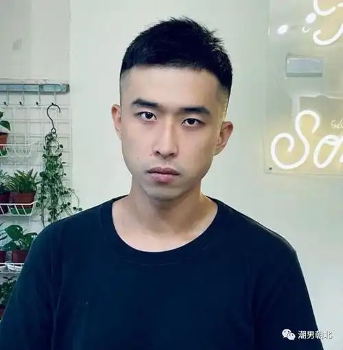 第3款:短寸"两边铲"发型喜欢保留着刘海的男生,也可以剪出很好看的