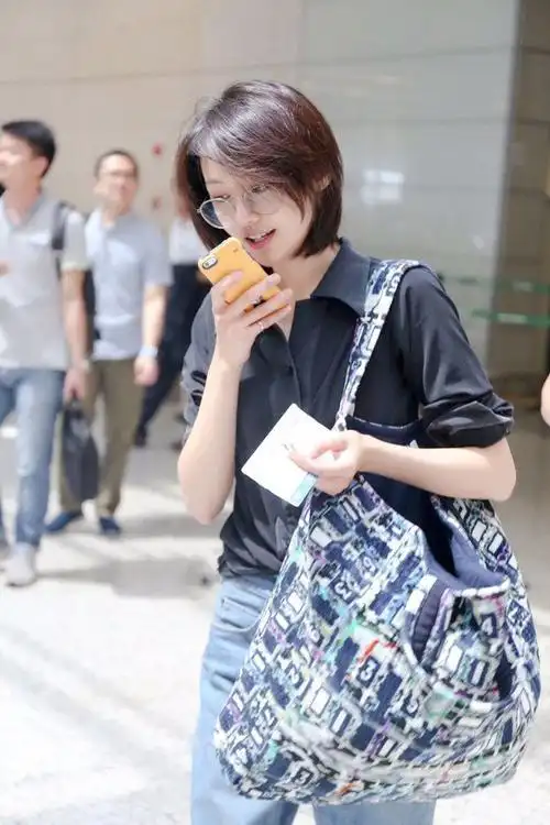 郑爽现身机场一边聊天一边看着手里机票的样子好清新