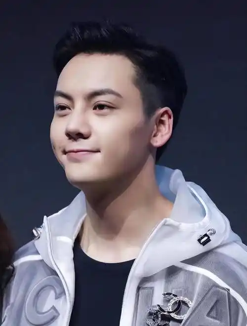 陈伟霆并未就此事发表评论,但这也进一步加深了粉丝们对他个人生活的