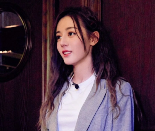 《极限挑战》之后,迪丽热巴新综艺未播先火,粉丝却高兴不起来!