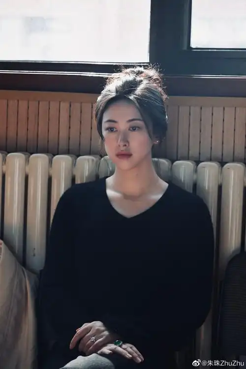 怎么穿看起来很贵?还得问朱珠