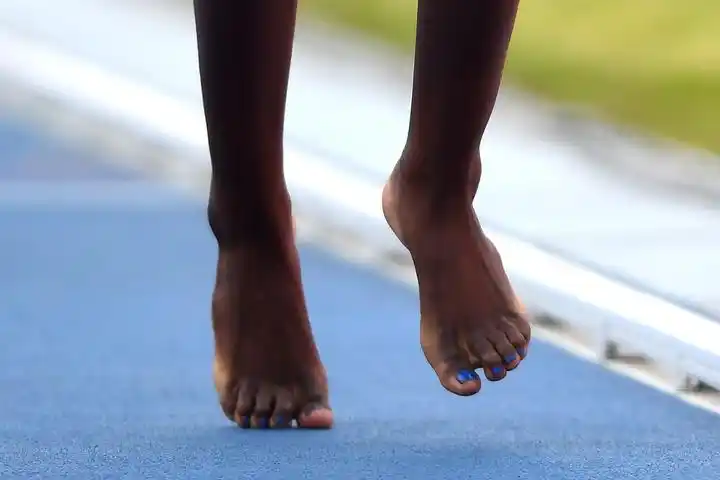 女子1500米跑出现非洲赤脚运动员 抢镜程度更胜首名跑手