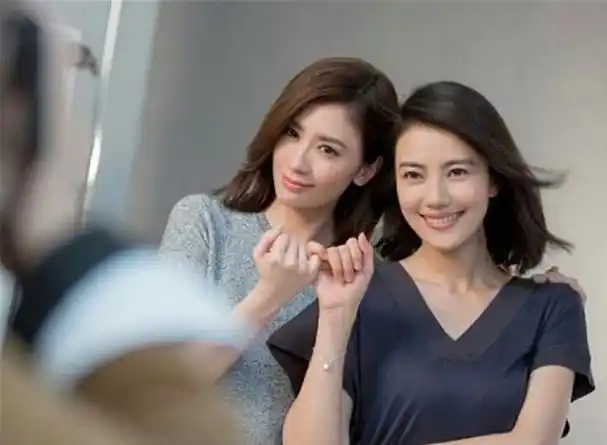 贾静雯和高圆圆同框《时尚cosmo》封面 20年友谊温馨牵手