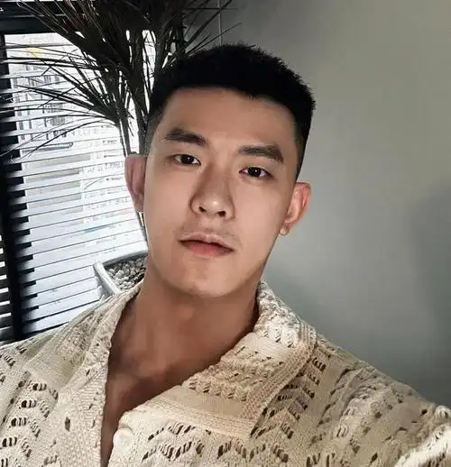 男生别再沉迷锡纸烫发型了2024剪这3款发型清爽又帅气