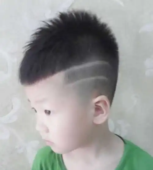 小孩可是剪平头吗 适合小男孩的改良版平头发型图片