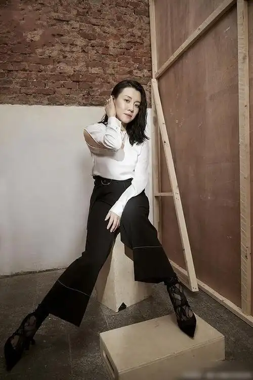 45岁刘琳美出新高度烫卷发配红唇好复古穿小黑裙秒变港风女神