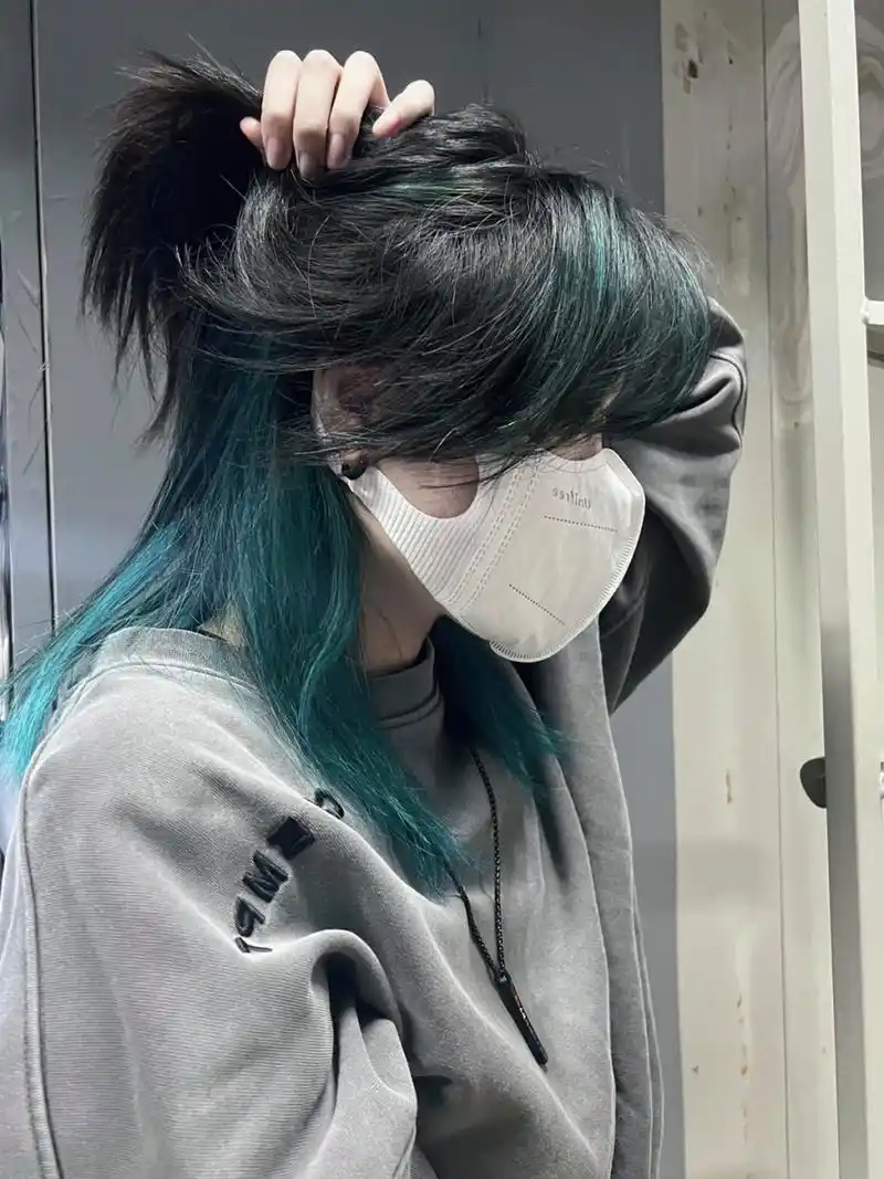 酷帅的发型 挂耳染狼尾鲻鱼头 狼尾鲻鱼头的特征就是前短后长,两边刮