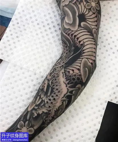 老传统黑灰龙花臂