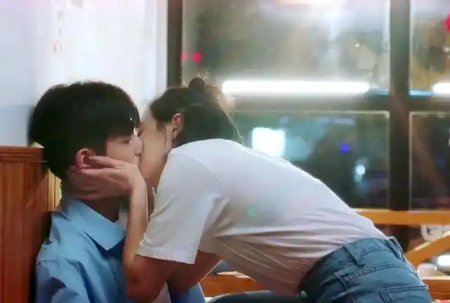 同是99年小鲜肉宋威龙林一吻戏不断王俊凯真让人放心