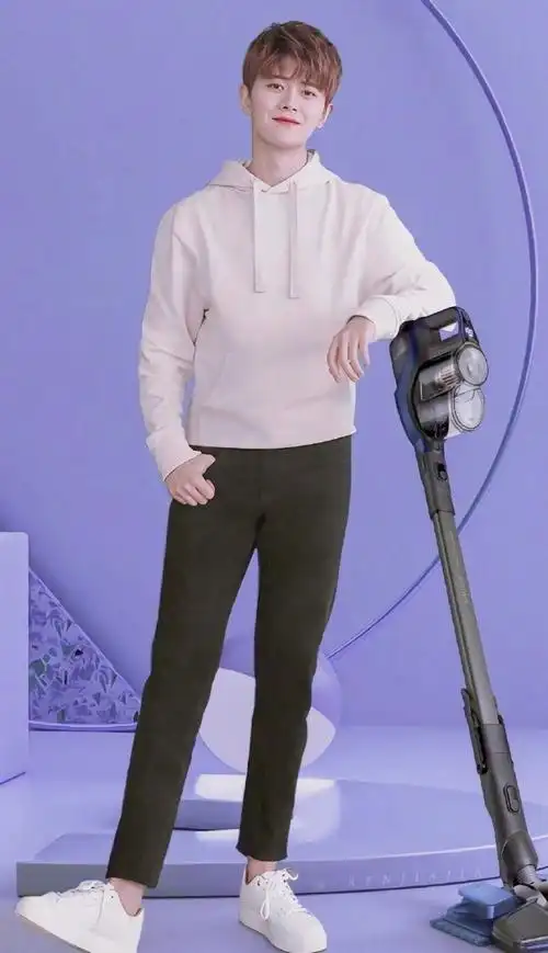 任嘉伦拍照勾脚尖姿势