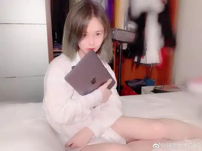 轩墨宝宝敞开衣服的脱衣诱惑 网友居然看出有胸?