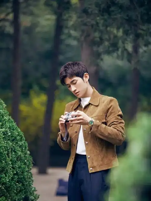 帅气男明星李治廷儒雅绅士风户外写真