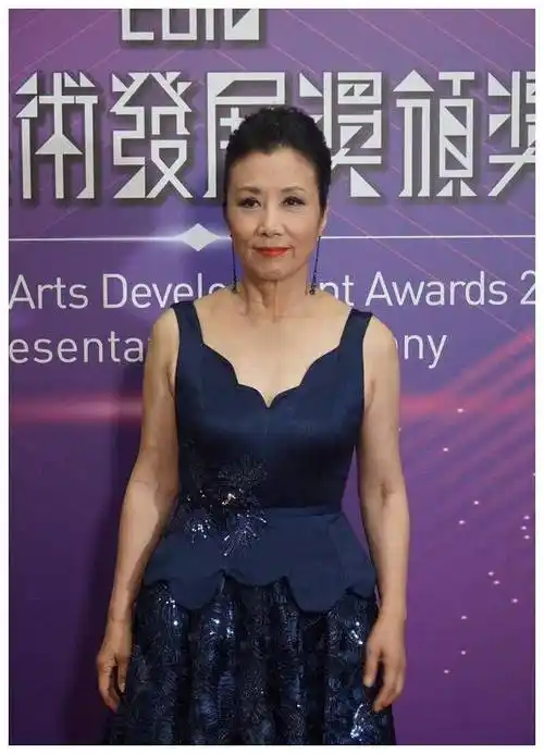 原创76岁歌后汪明荃街头飒爽卖唱如女皇巡游般风采夺目