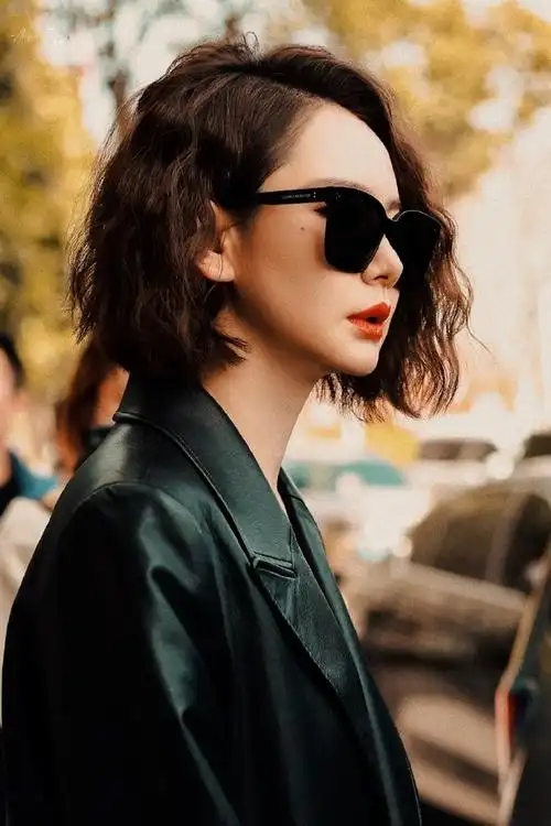 戚薇皮衣##戚薇黑色皮衣墨镜造型