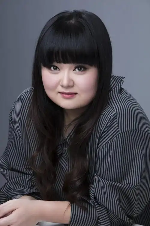 不得不说的是,看得出陈嘉佳还是很希望在感情上有进展,对此我们当然